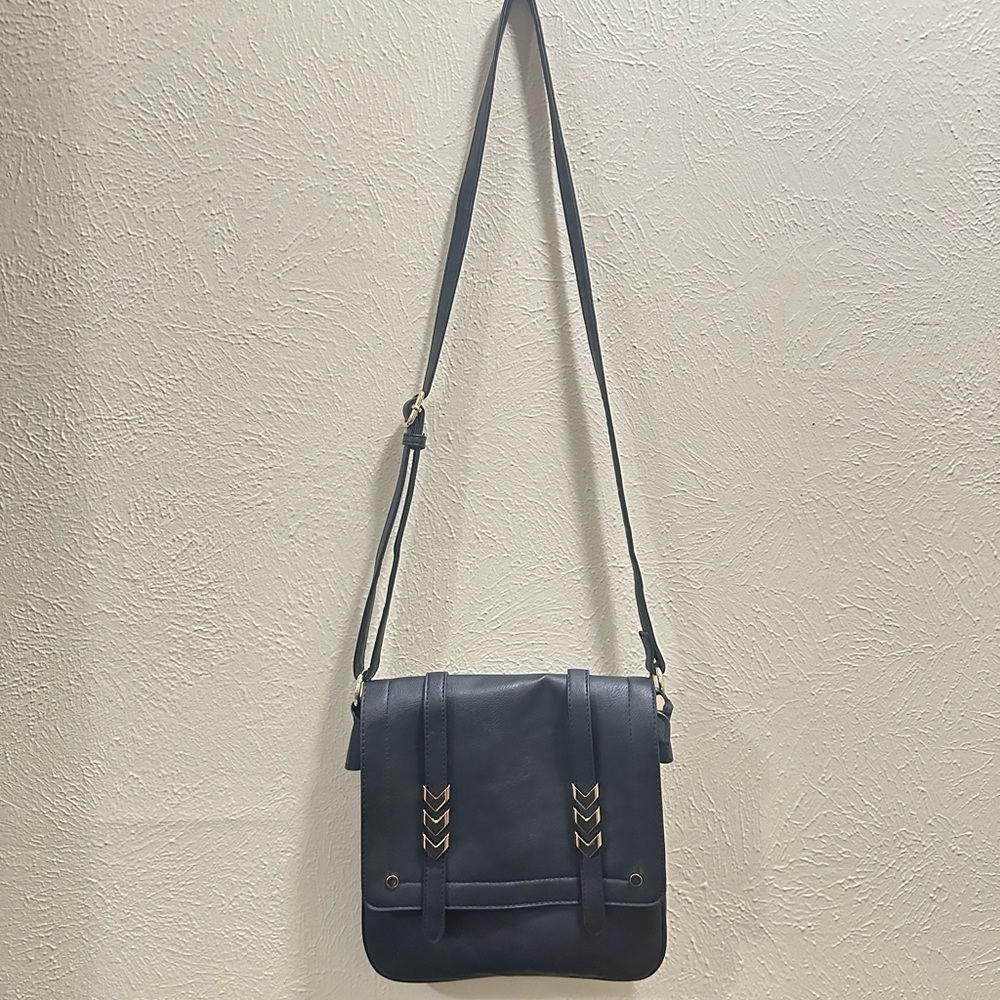 Amazon purse, black with arrow design on front.